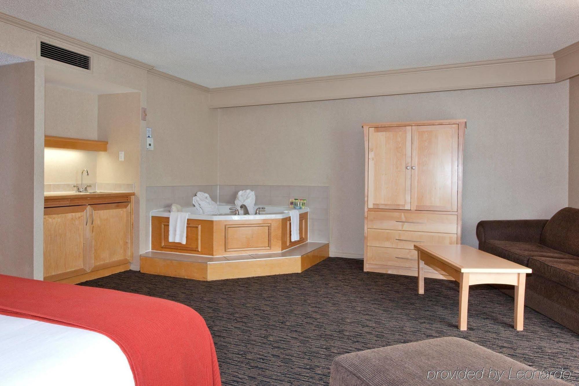 Holiday Inn Express Edmonton Downtown By Ihg Екстер'єр фото